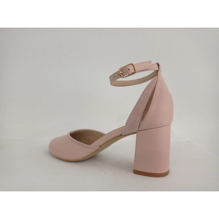 Zapato de punta redonda en ante nude.