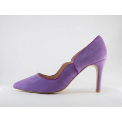 Zapato de corte salón en ante lila de Elda Shoes.