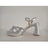 Sandalia de piel en metal plata