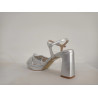 Sandalia de piel en metal plata