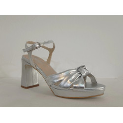 Sandalia de piel en metal plata