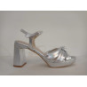 Sandalia de piel en metal plata