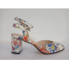 Zapato destalonado estampada en flores de colores.
